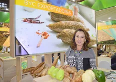 Laura Bonilla Coto, de BYC Exportadores, en Costa Rica, expuso yuca, jengibre, batata y otras hortalizas en la feria.